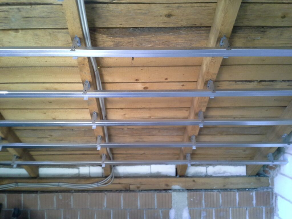 Poddasze - wewnętrzna część dachu konstrukcji drewnianej, krytego deskowaniem. Stelaż pod wdmuchiwanie